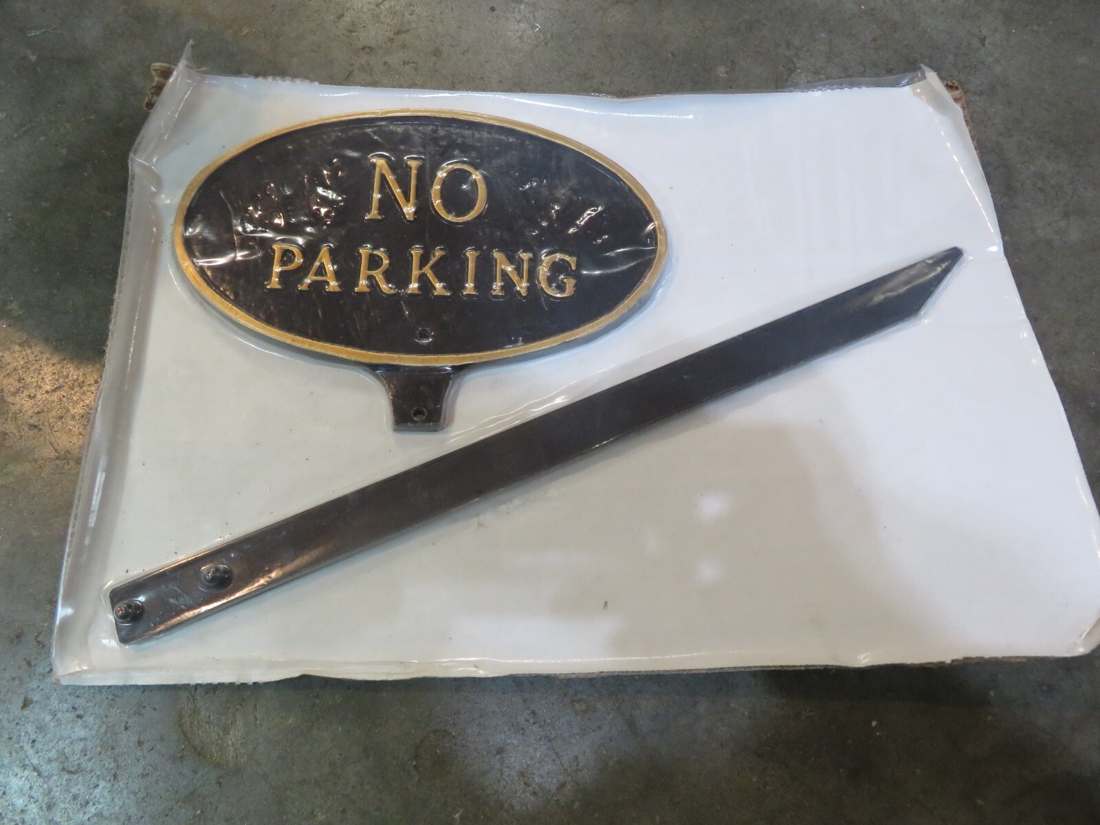 6″ x 9-3/4″ Oval No Parking Sign with Lawn Stake (160-A1)