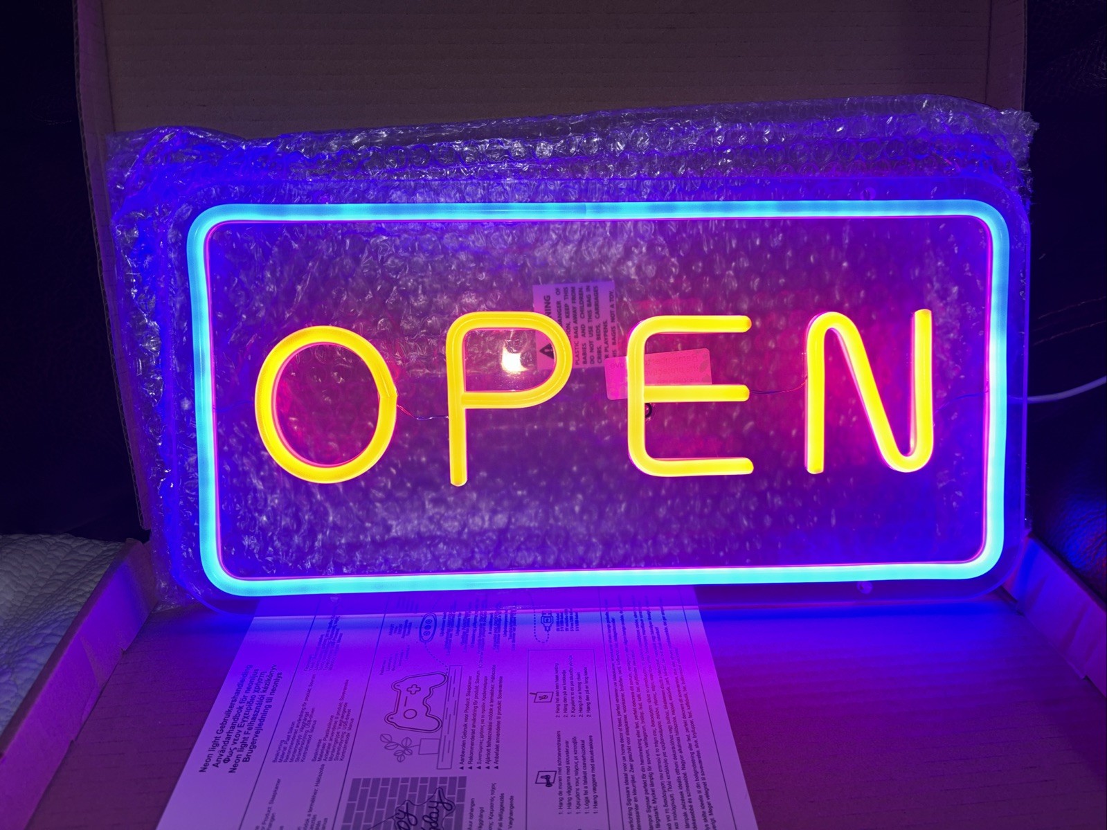 Vibrant « OPEN » LED Neon-Style Sign – Blue And Red Illumination